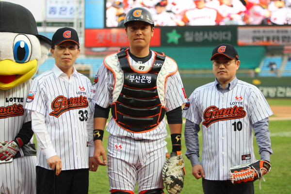 부산지방국세청 김연근 청장 과 모범납세자 넥슨네트웍스 정일영 대표이사